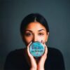 mujer sujetando la crema antiedad de con arte