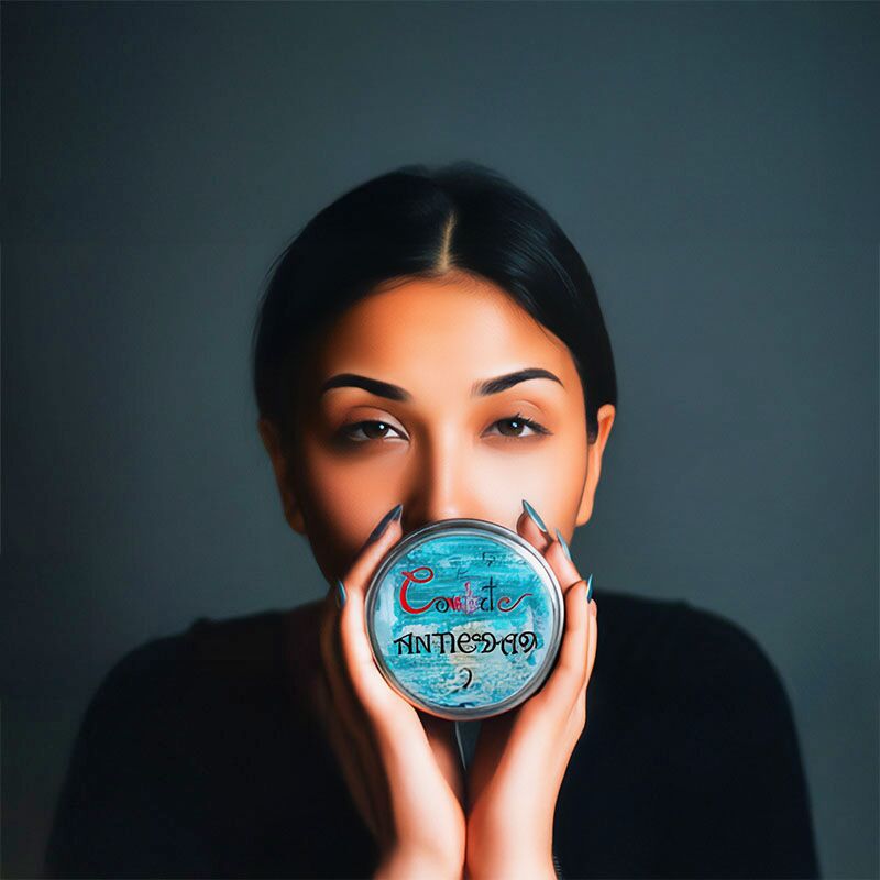 CREMA_ANTIEDAD_2 mujer sujetando la crema antiedad de con arte